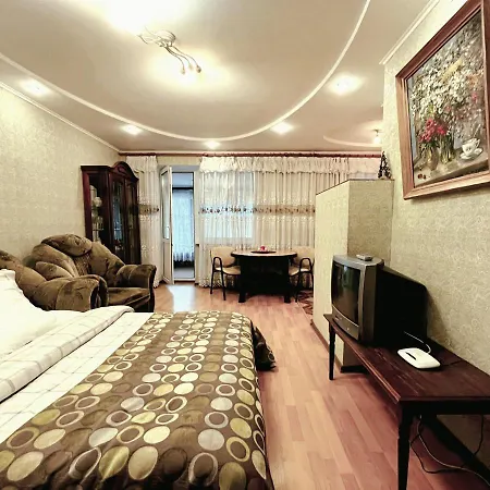 Теплая Квартира: Cozy Veranda Retreat in Kyiv Exterior photo