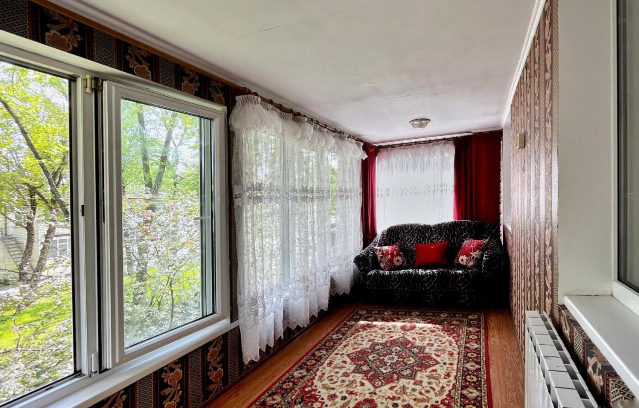 теплая квартира: Cozy Veranda Retreat In Apartment Kyiv